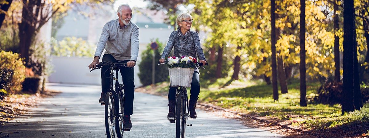 Couple riding bikes in Niagara